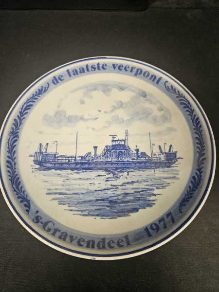 Delftsblauw bord De Laatste Veerpont 's-Gravendeel 1977
